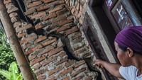 Pergerakan tanah di Cigoong Utara, Lebak, Banten, ini disebabkan tingginya intensitas hujan sejak sepekan terakhir.