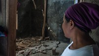 Sebanyak 13 rumah warga retak dan satu diantaranya roboh akibat pergerakan tanah tersebut.