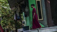 Hingga kini warga setempat masih bertahan di dalam rumahnya.
