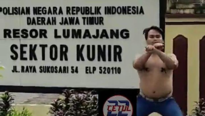 Tangkapan layar video viral joget telanjang dada di depan Polsek Kunir, Lumajang.