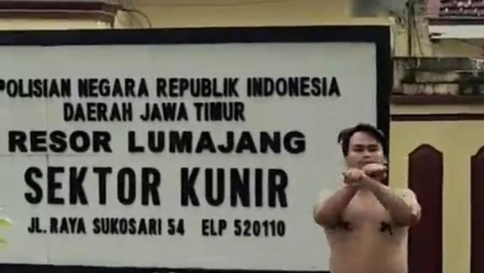 Tangkapan layar video viral joget telanjang dada di Polsek Kunir Lumajang. Tangkapan layar video viral joget telanjang dada di Polsek Kunir Lumajang.