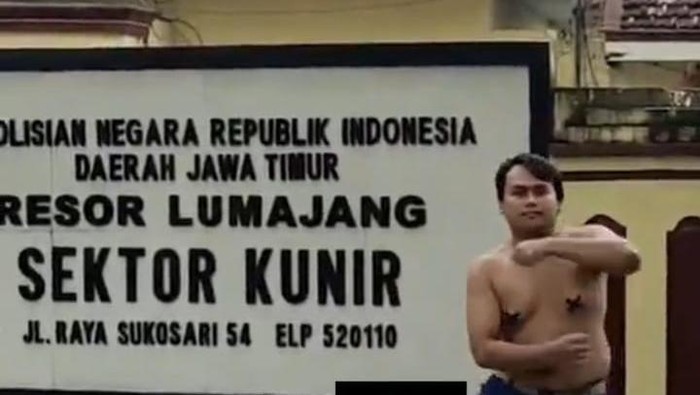 Tangkapan layar video viral joget telanjang dada di Polsek Kunir Lumajang.
