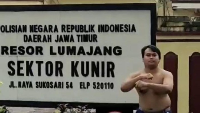 Tangkapan layar video viral joget telanjang dada di Polsek Kunir Lumajang.