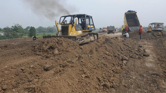 Sejumlah pekerja meratakan tanah dengan alat berat saat pembangunan Jalan Tol Solo-Yogyakarta di Guwokajen, Sawit, Boyolali, Jawa Tengah, Selasa (28/2/2023). Menteri Pekerjaan Umum dan Perumahan Rakyat (PUPR) Basuki Hadimuljono memastikan Jalan Tol Solo-Yogyakarta-Kulonprogo rampung pada tahun 2024. ANTARA FOTO/Aloysius Jarot Nugroho/nym.