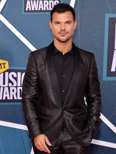Taylor Lautner di CMT Music Awards 2022 di Nashville Municipal Auditorium, Nashville, Tennessee.