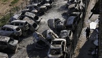 Puluhan pemukim Israel mengamuk di Tepi Barat utara, membakar mobil dan rumah setelah dua pemukim dibunuh oleh seorang pria bersenjata Palestina. Pejabat Palestina mengatakan satu orang tewas dan empat lainnya luka parah. AP/Majdi Mohammed  