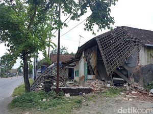 Rumah Warga Blitar Hancur Ditabrak Mobil Tak Bertuan