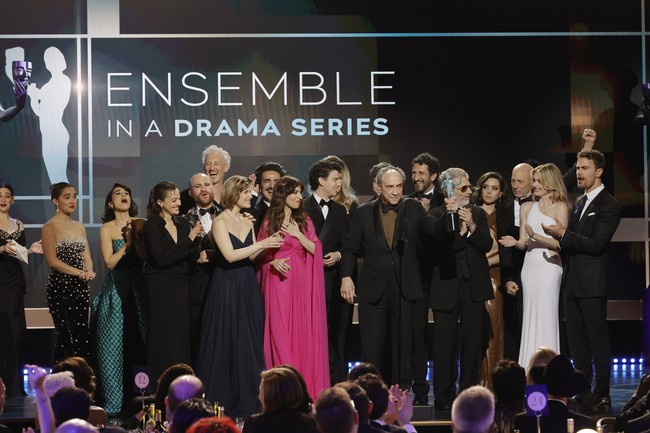 Di SAG Awards 2023 yang berlangsung di Fairmont Century Plaza, Los Angeles, AS, pada Minggu (26/2/2023), serial produksi HBO tersebut menang untuk kategori Outstanding Performance by an Ensemble in a Drama Series. (Foto: Kevin Winter/Getty Images)