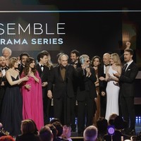 Di SAG Awards 2023 yang berlangsung di Fairmont Century Plaza, Los Angeles, AS, pada Minggu (26/2/2023), serial produksi HBO tersebut menang untuk kategori Outstanding Performance by an Ensemble in a Drama Series. (Foto: Kevin Winter/Getty Images)