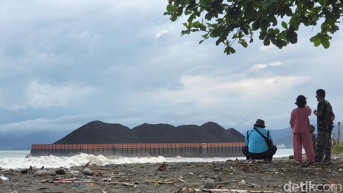 Tongkang batu bara terseret ke pesisir karena gelombang tinggi, Selasa (28/2/2023)