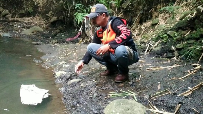 Tradisi larung sarung mencari bocah yang hanyut di selokan