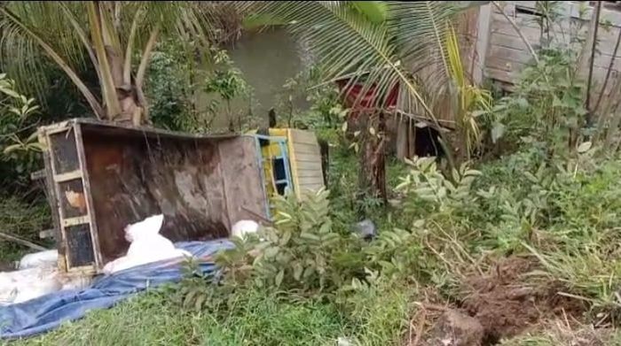 Truk di Mamasa, Sulbar terjun  ke jurang.