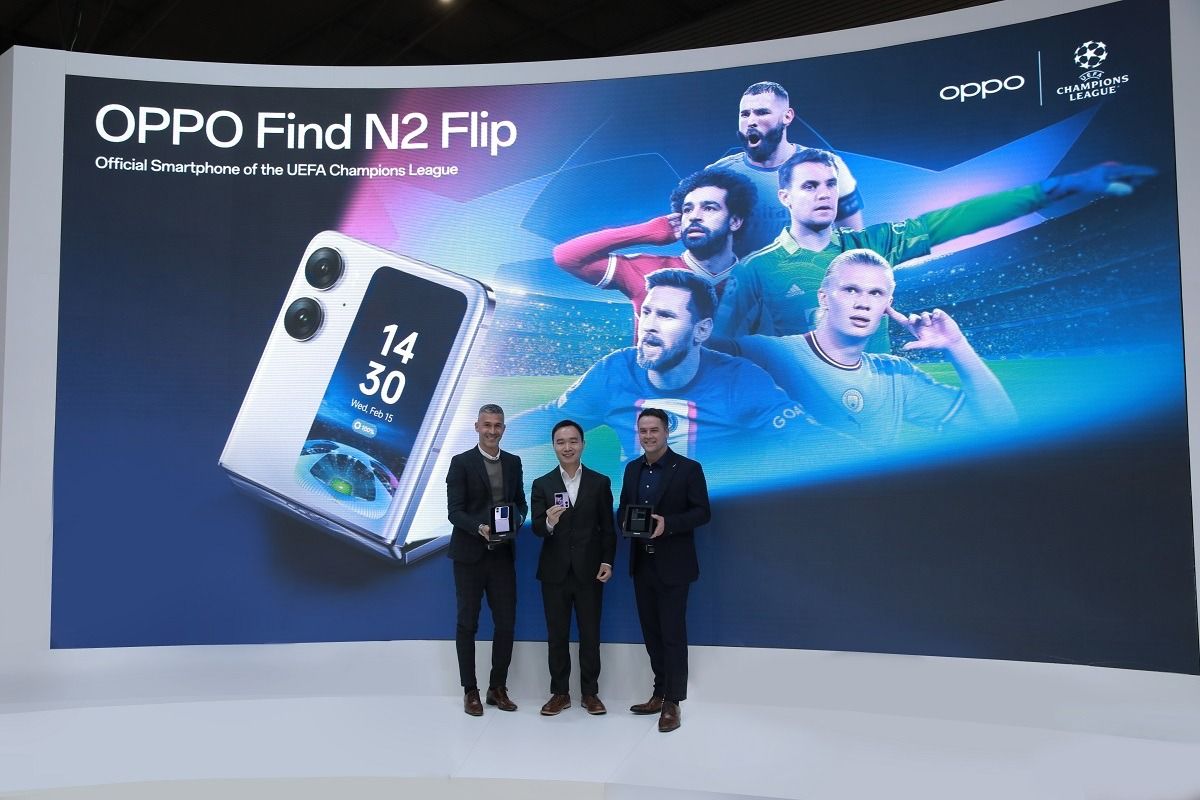 UEFA Ambassador berfoto dengan OPPO Find N2 Flip
