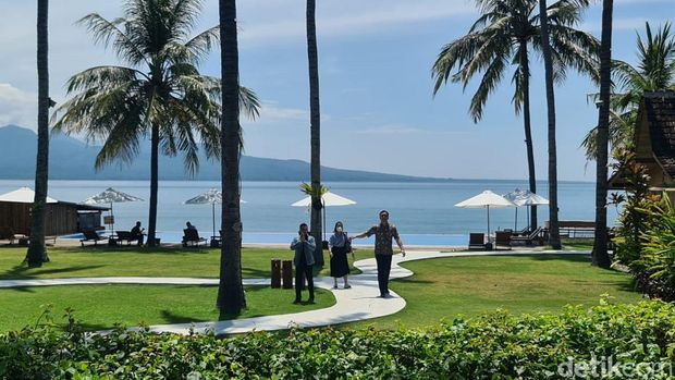 Rekomendasi ketiga adalah Villa Solong Banyuwangi yang bernuansa rumah asri. Keunikan dari penginapan ini adalah area vilanya yang didominasi ornamen-ornamen kayu. View pantainya juga mempesona.
