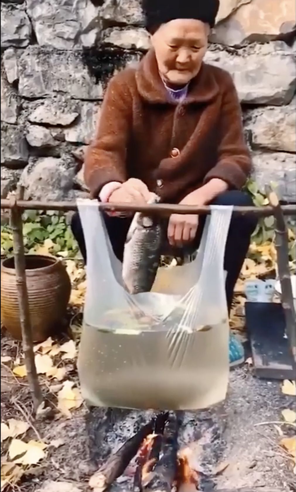 Viral! Nenek Ini Santai Masak Sup Ikan Pakai Kantong Plastik