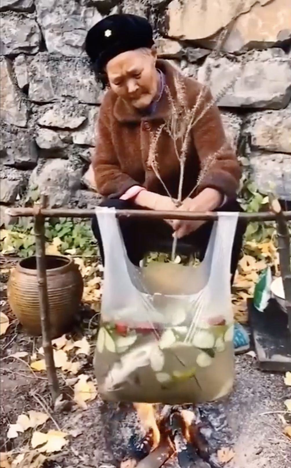 Viral! Nenek Ini Santai Masak Sup Ikan Pakai Kantong Plastik