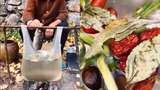 Viral! Nenek Ini Santai Masak Sup Ikan Pakai Kantong Plastik