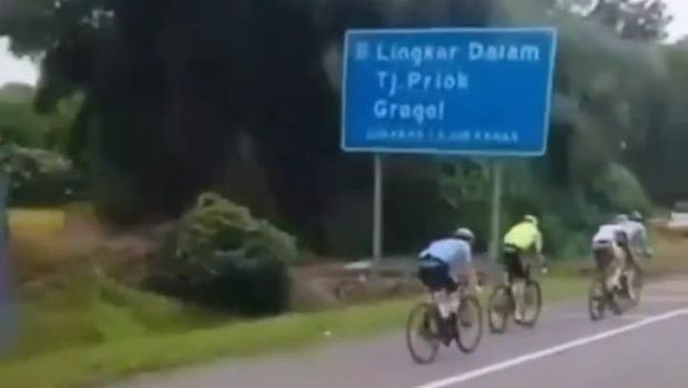 Sekumpulan pesepeda masuk tol Pondok Gede pada Jumat, 25 Februari 2023. Rombongan empat pesepeda road bike itu menerobos jalan tol saat lalu lintas padat.