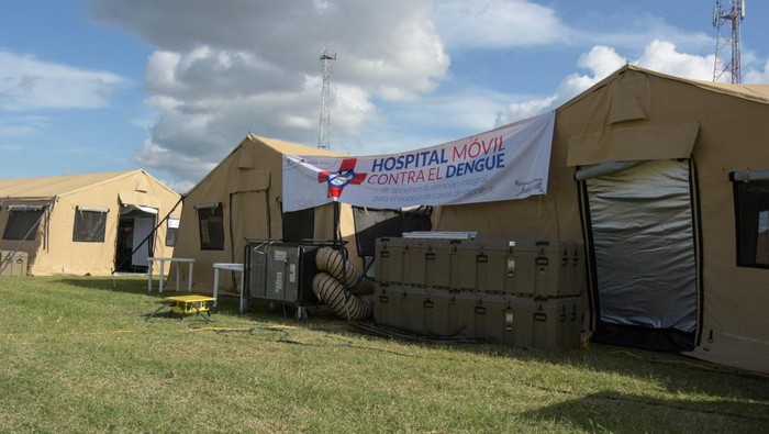 Wabah Demam Berdarah Bikin RS Penuh, Bolivia Bangun Tenda Darurat A view shows a mobile hospital set by the local government as hospitals are overcrowded due to a dengue outbreak, in Santa Cruz de la Sierra, Bolivia, February 23, 2023. REUTERS/Andrea Martinez
