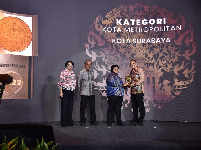 Wali Kota Eri Cahyadi saat menerima penghargaan Adipura Kencana ke-7 untuk Surabaya di Jakarta.