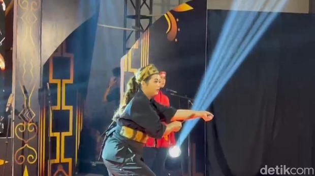 Wanoja Garut unjuk kebolehan kebal sabetan golok