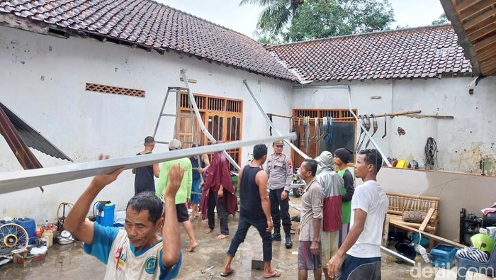 Warga Bukateja, Purbalingga bekerja bakti memperbaiki rumah yang rusak akibat hujan angin, Selasa (28/2/2023).