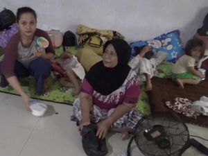 Rumahnya Terendam Banjir, Warga Subang Terpaksa Mengungsi