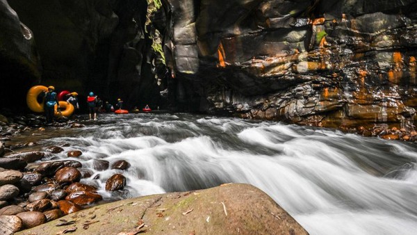 Ngarai Guape dikenal sebagai keajaiban alam di Kolombia yang memiliki kedalaman 35 meter.  