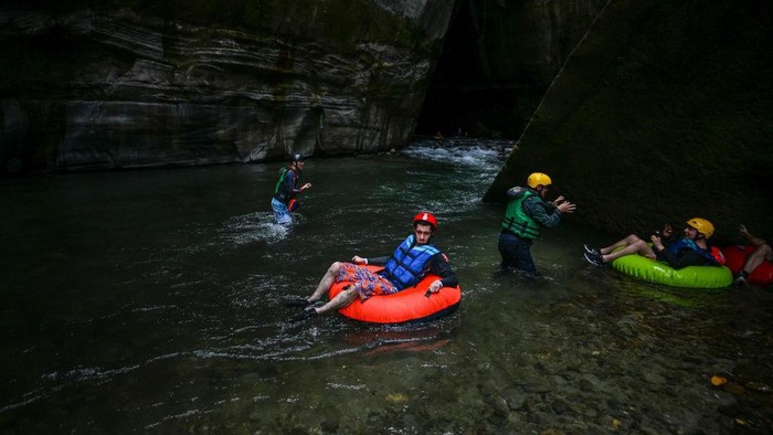Tourists ride inflatables to cross the Guape canyon in La Uribe municipality in the Meta Department, Colombia, on February 19, 2022. - The Guape Canyon, a 35-metre-deep natural wonder, which served as a route for guerrillas in Colombia, was rediscovered thanks to the 2016 peace agreement with the Revolutionary Armed Forces of Colombia (FARC). (Photo by Juan BARRETO / AFP) (Photo by JUAN BARRETO/AFP via Getty Images)