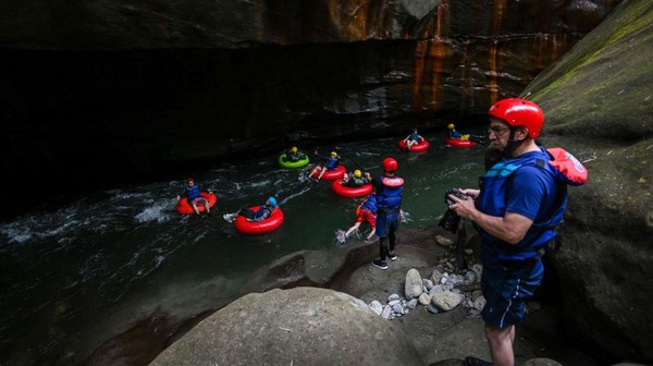 Keindahan dan keajaiban yang dimiliki Ngarai Guape membuat banyak orang mulai berdatangan untuk berwisata di lokasi tersebut. Wisatawan yang datang biasanya pecinta alam sambil membawa ban renang menyusuri jalur menuju Ngarai Guape.