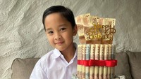 Kaba juga diberikan hadiah uang sebagai ganti cokelat karena sedang sakit. Foto: instagram