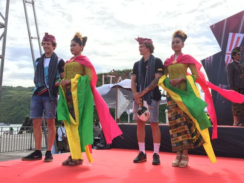 8 rider WSBK diarak sebelum balapan pada Festival Karnaval Budaya di KEK Mandalika, Rabu (1/3/2023). Foto: Ahmad Viqi/detikBali.
