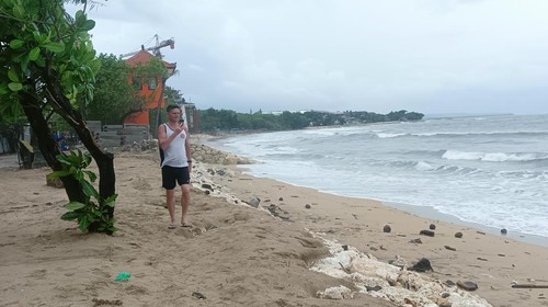 Abrasi di Pantai Kuta pada akhir Desember 2022. (Triwidiyanti/detikBali)
