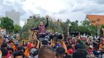 Potret Arak-arakan Adipura Kencana 2022 Disambut Meriah Warga Surabaya