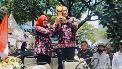 Potret Arak-arakan Adipura Kencana 2022 Disambut Meriah Warga Surabaya