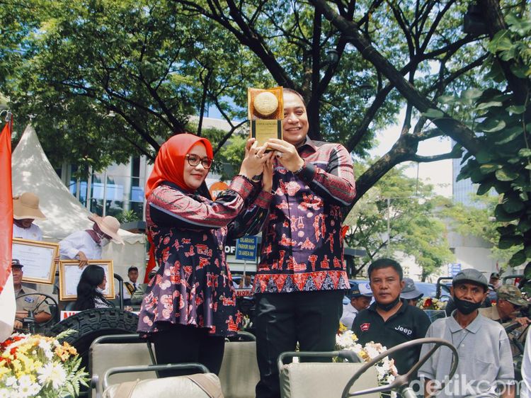Potret Arak-arakan Adipura Kencana 2022 Disambut Meriah Warga Surabaya