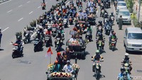 Penghargaan Adipura Kencana 2022 yang berhasil disabet Kota Surabaya diarak sepanjang jalan (Foto: Setiadarma Wisnu)