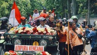 Wali Kota Surabaya berpose dengan Adipura Kencana 2022 bersama pasukan kuning (Foto: Setiadarma Wisnu)