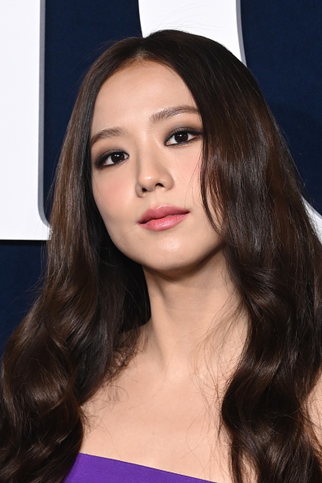 Penggemar dibuat pangling dengan rambut barunya. Pasalnya Jisoo cukup lama mempertahankan warna rambut hitam. Foto: Getty Images