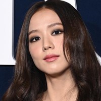 Penggemar dibuat pangling dengan rambut barunya. Pasalnya Jisoo cukup lama mempertahankan warna rambut hitam. Foto: Getty Images