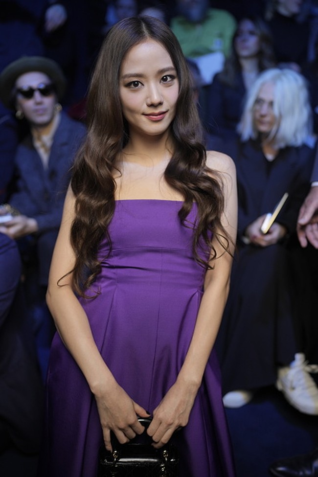 Bintang drama Korea Snowdrop itu tampil anggun dan elegan memakai gaun berwarna ungu. Sementara tamu lain memakai busana bernuansa monokrom. Foto: Getty Images