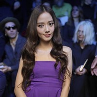 Bintang drama Korea Snowdrop itu tampil anggun dan elegan memakai gaun berwarna ungu. Sementara tamu lain memakai busana bernuansa monokrom. Foto: Getty Images