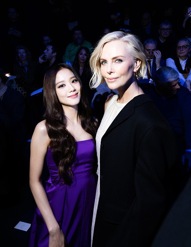Interaksi Jisoo BLACKPINK dan Charlize Theron pun viral di media sosial. Ada momen di mana aktris Hollywood itu mencoba melindungi Jisoo dari flash kamera. Foto: Getty Images