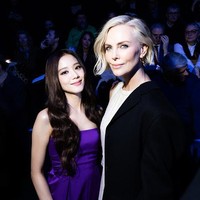 Interaksi Jisoo BLACKPINK dan Charlize Theron pun viral di media sosial. Ada momen di mana aktris Hollywood itu mencoba melindungi Jisoo dari flash kamera. Foto: Getty Images