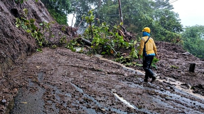 Akses jalan menuju Geopark Ciletuh tertutup