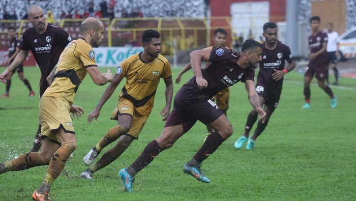 Aksi striker PSM Makassar Everton Nascimento melewati hadangan pe.main Dewa United