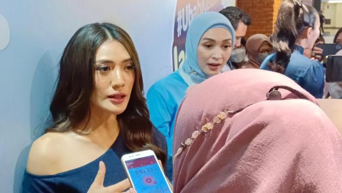Manfaat Kangaroo Hug, Jurus Anissa Aziza Tenangkan Anak saat Demam