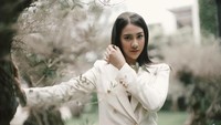 Anya Geraldine memang tak pernah gagal memakai apa pun. Tetap mempesona. Foto: dok. Instagram Anya geraldine