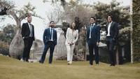 Anya Geraldine menjadi satu-satunya perempuan di antara groomsmen cowok. Anya makin jadi pusat perhatian. Foto: dok. Instagram Anya Gerladine