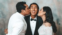 Tawa Sean Gelael dicium kakak Mario Dandy, Angela dan Jeremy Imanuel Santoso. Monkey in the middle. Jealous you stole my mans @angelinasasya but I know you’ll keep him where he should be. To love, love you both.  #JerfoundanAngel, tulis Sean Gelael dalam unggahannya. Foto: dok. Instagram ean Gelael  